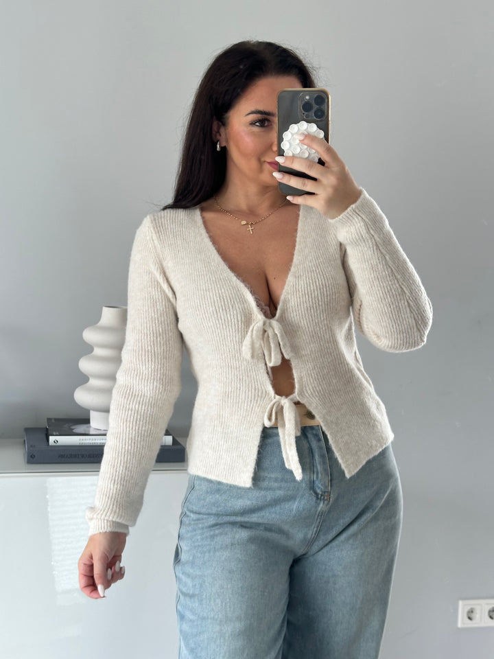 Figurenbetonter Cardigan mit Schleifen