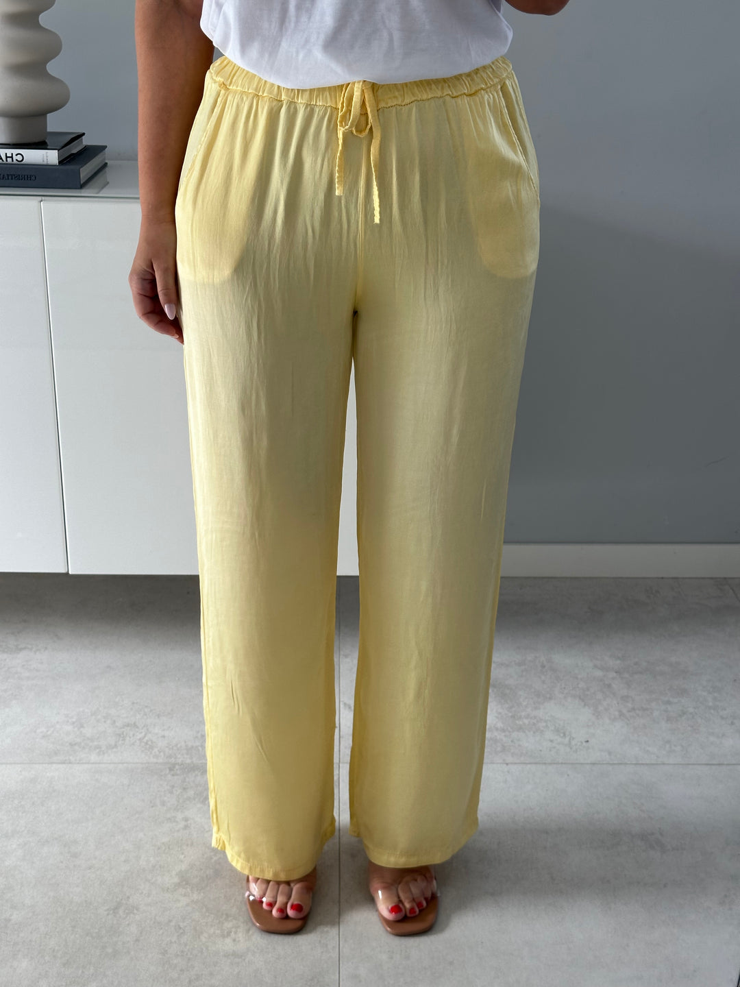 Fliessende Satinhose