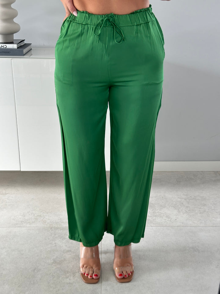 Fliessende Satinhose