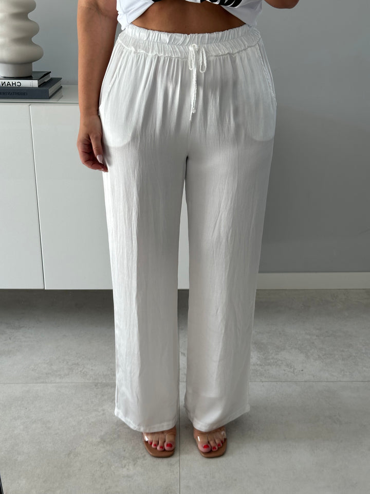 Fliessende Satinhose