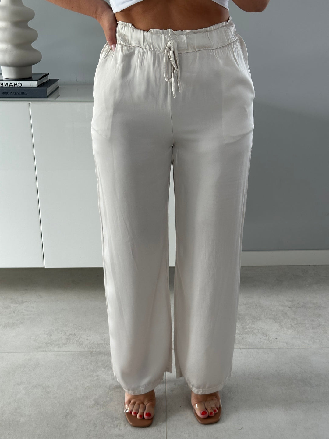 Fliessende Satinhose