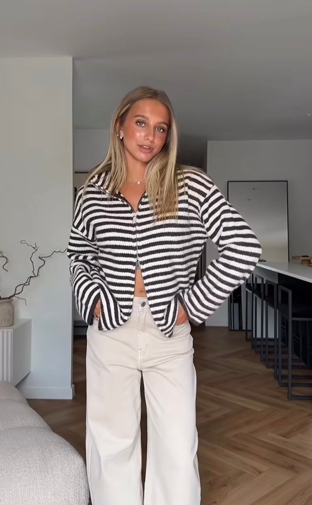 Gestreifte Strickjacke mit Reißverschluss