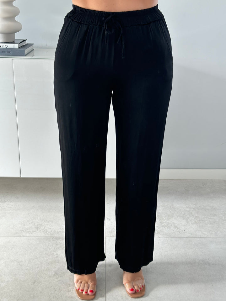 Fliessende Satinhose